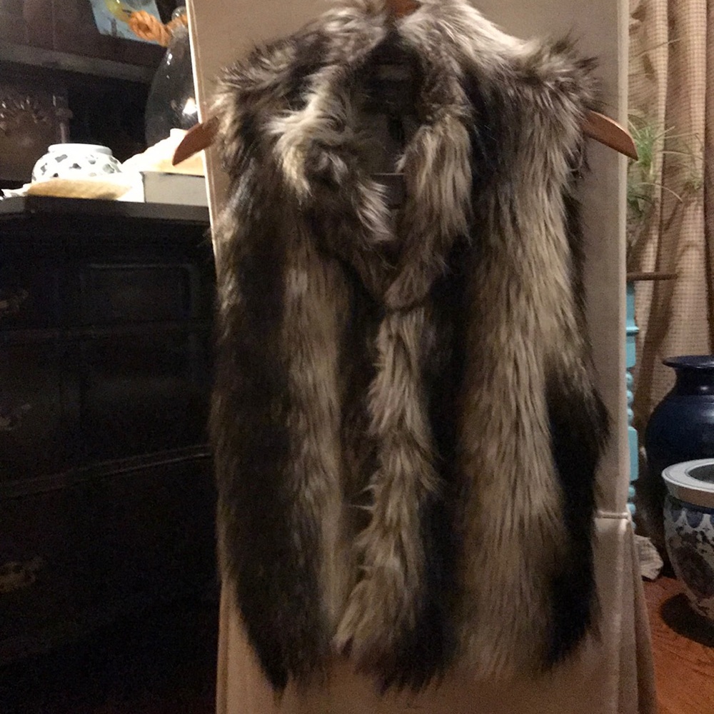 NWT/NEVER WORN* Faux Fur vest! Size L